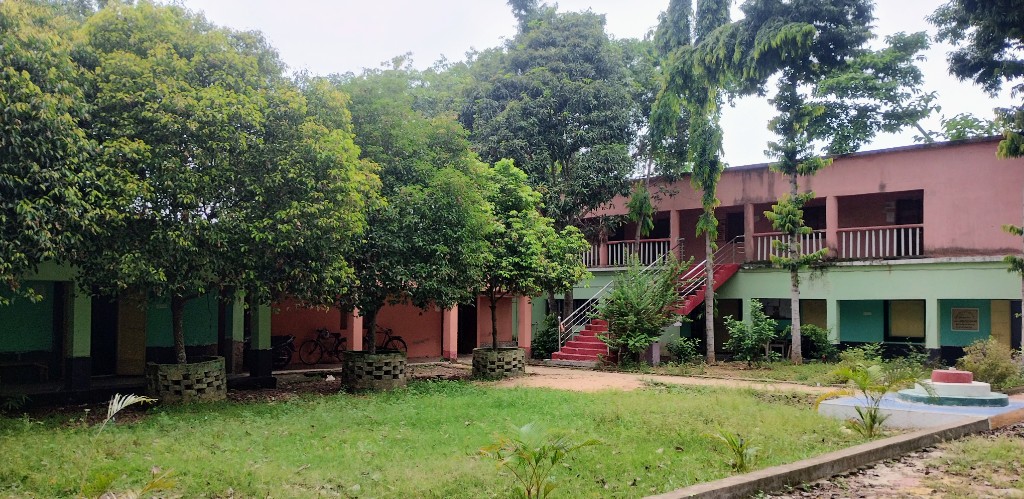 School courtyard with classroom building and landscaped trees